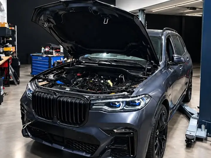BMW X7 s otvorenou kapotou počas diagnostiky