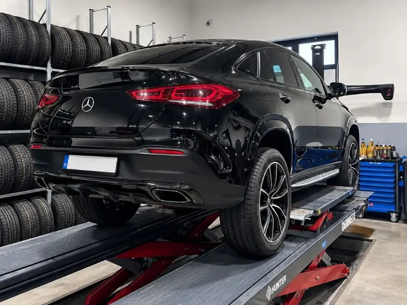 Mercedes-Benz GLE na zdviháku pri geometrii