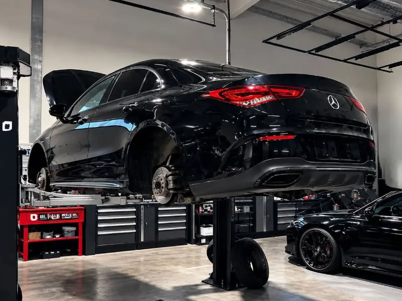 Mercedes-Benz GLE na zdviháku pri servise